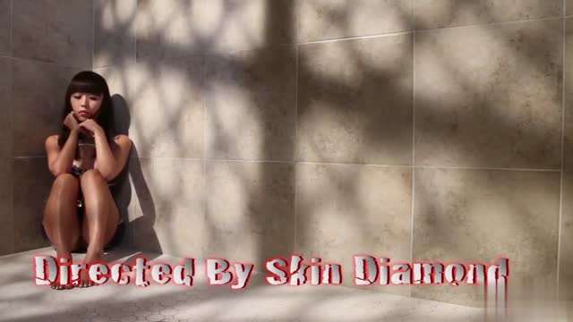 风韵犹存良家骚熟女跪地深喉插嘴 长裙难掩美乳美腿，任你肆意操弄