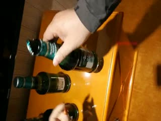 一位隐藏真实性别的异装地下偶像意外服用了伟哥，被迫要求经纪人用完全勃起的阴茎来满足他的性欲，导 MOOC010