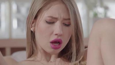 [MP4 1.35G] 双女杯性感姐妹花露脸精彩4P，无毛白虎逼高颜值一起床上伺候大哥