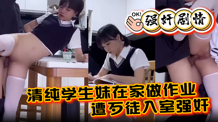 我的继姐知道她很性感，她知道我有相机，而且她知道她可以让我操她