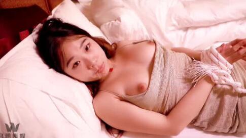 乌鸦传媒WY0011.居家少女被两个傻贼无套内射