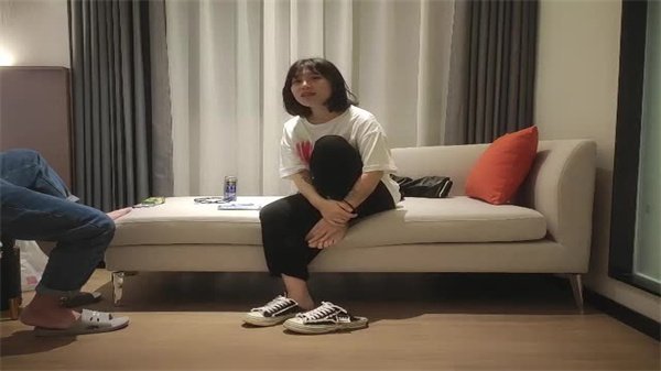看着乖乖脱衣满身纹身后入猛操表情可见