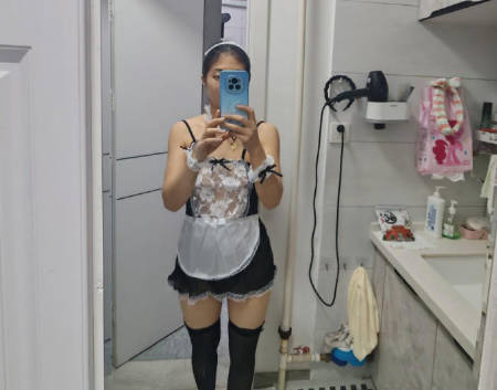 海角社区.表姐耐不住寂寞发女仆装勾引我直接一炮让表姐唱征服