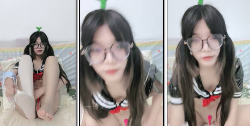 双马尾四眼学妹【小格喵呜】太纯了 极品美乳翘臀粉嫩骚逼一线天 好美 跳蛋道具自慰 (12)