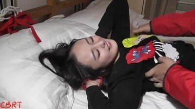 小妞挠痒.