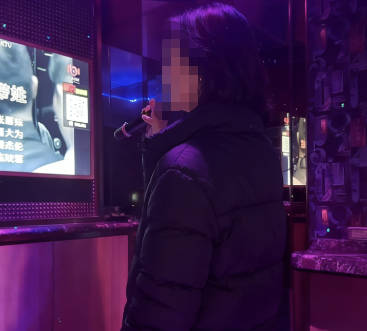 海角社区.老爸和骚货后妈走后我和老妹在KTV边唱边干