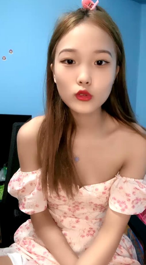 20岁新人小姐姐 ！大红唇甜美活泼 ！脱掉小背心 贫乳小奶子 掰穴特写看洞洞 苗条身材展示