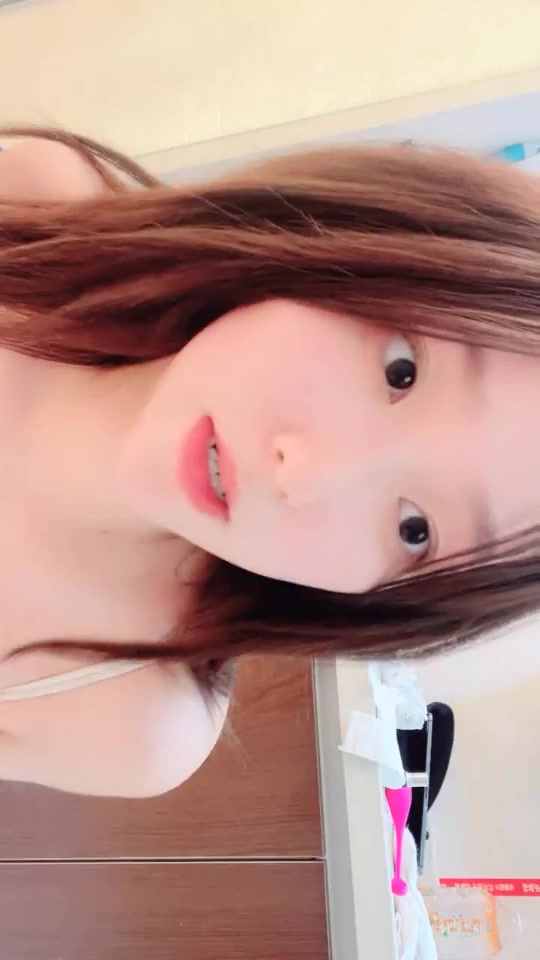 高颜值活力美少女，掏出大奶子揉捏，圆润大肥臀脱下内裤，中指扣入粉穴，跳蛋塞入震动高潮流出白浆