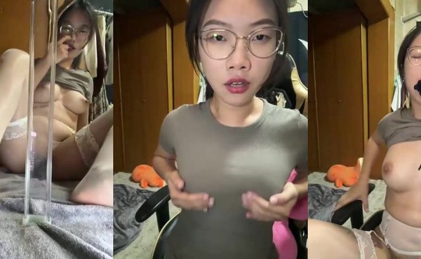 眼镜雾气朦胧，巨乳在衬衫下晃荡，边咬唇忍叫边加速抽插玩具，淫水顺黑丝大腿狂流，高潮时喷射失禁，浪叫崩溃成