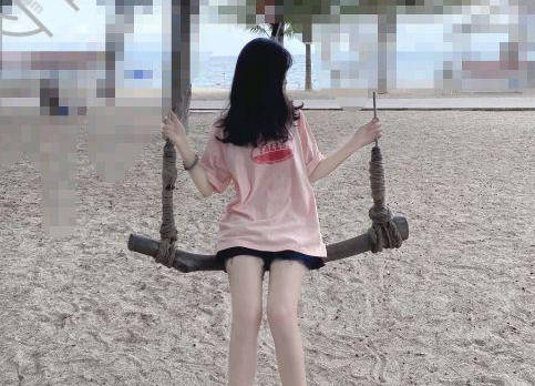 海角社区.爆操生气的女儿女儿穿着学校艺术节留下的白色丝袜真是爽到怀疑人生