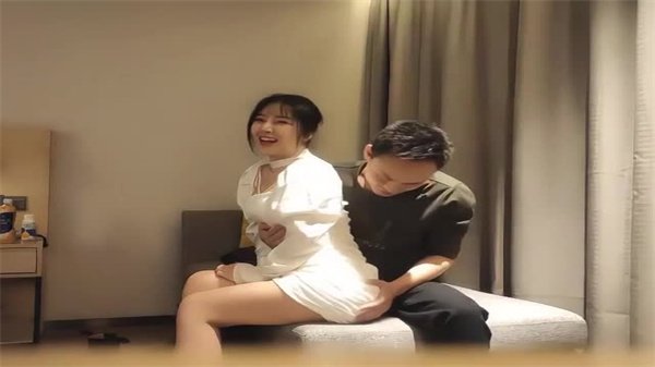 步宾探花长相甜美极品白裙妹.