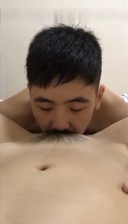 骚妹子一根肉棒不够吃两个纹身大汉才能喂饱她