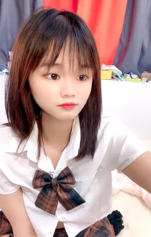 JK装卡哇伊18学生妹 娇小身材 黑丝袜萝莉蹲 双腿夹着假屌骑坐 翘起屁股后入 表情淫荡骚的很